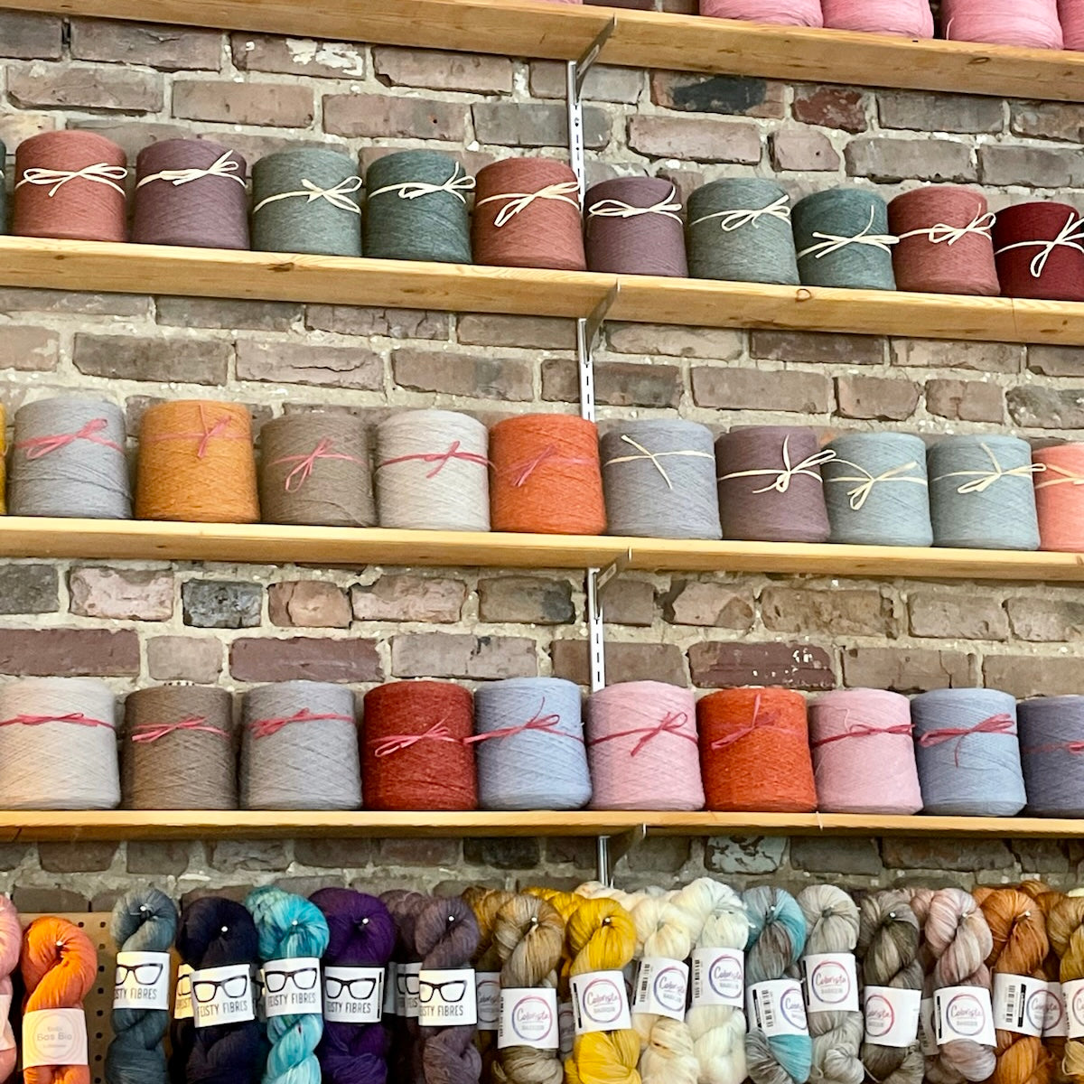 Mur de cônes de laine de la boutique La Bobineuse