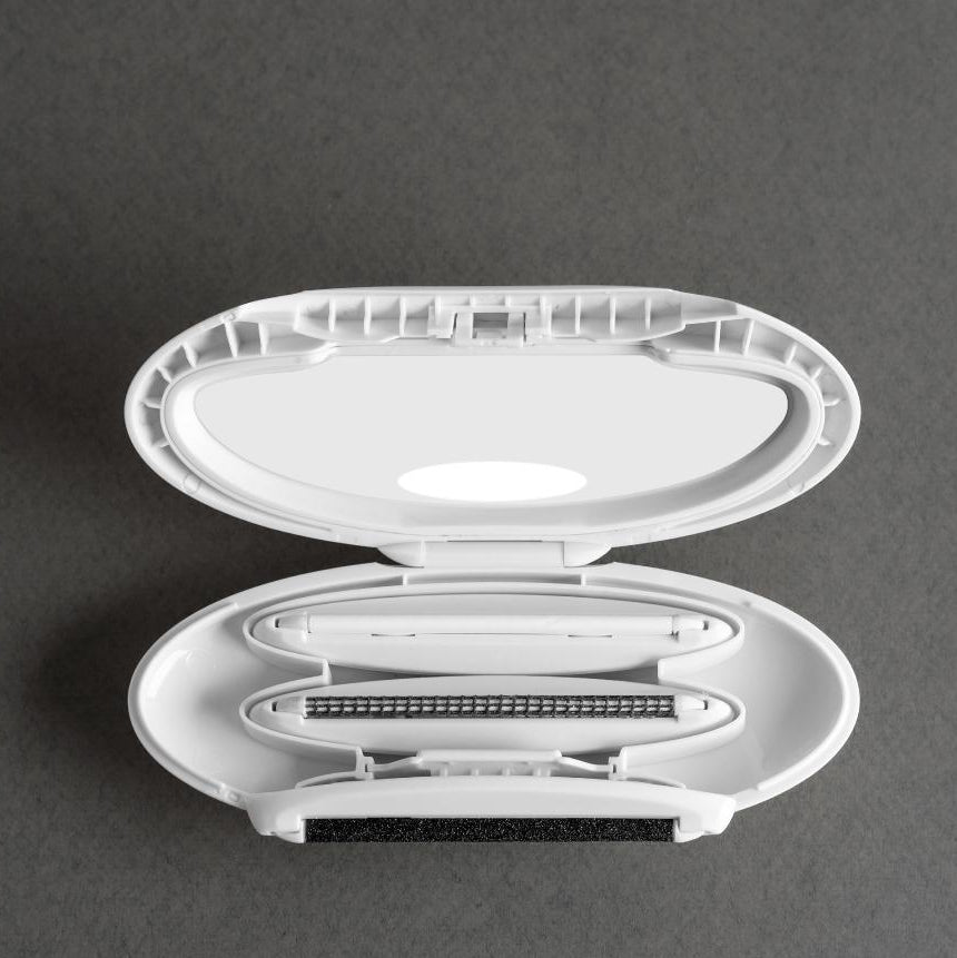 Mini razor and knitting brush "on the go"