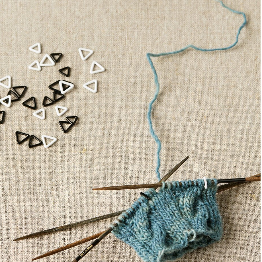 Triangular stitch markers
