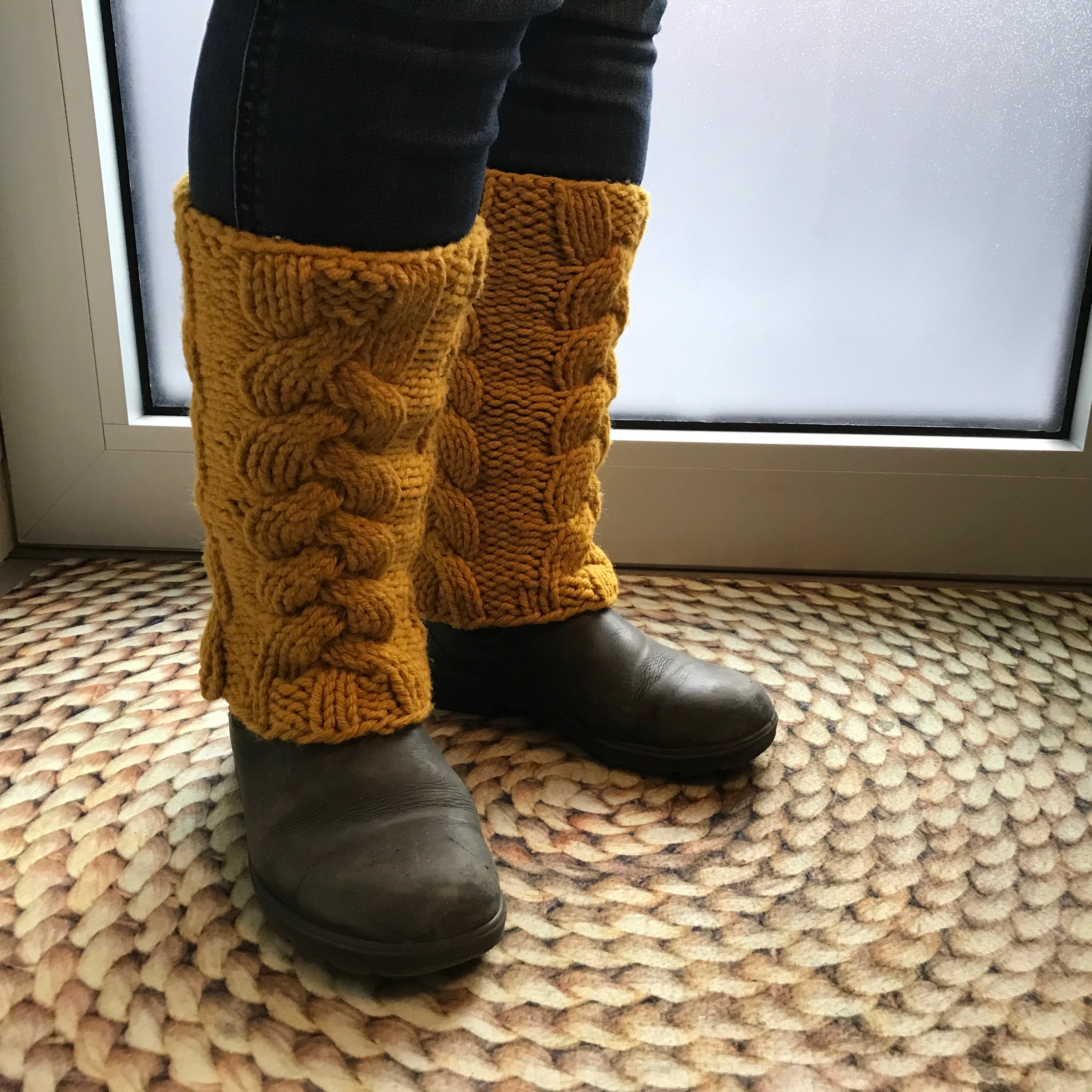 Paire de jambières hautes avec torsades pour femmes tricotée - France Paire de jambières hautes avec torsades pour femmes tricotée - France