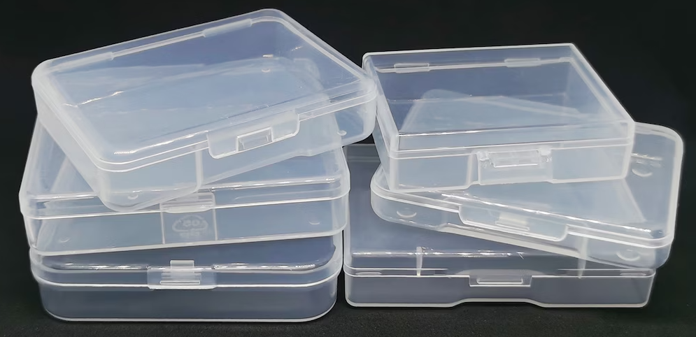 Petites boites en plastique