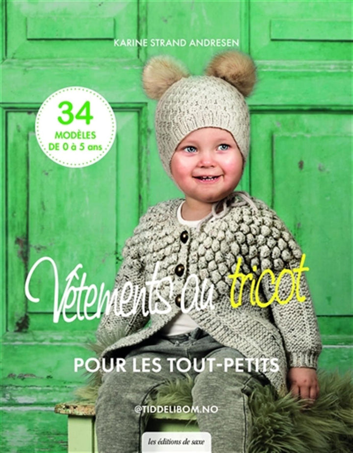 Couverture du livre Vêtements au tricot pour les tout-petits avec une photo d'une petite fille habillée d'un cardigan et d'un bonnet tricotés.