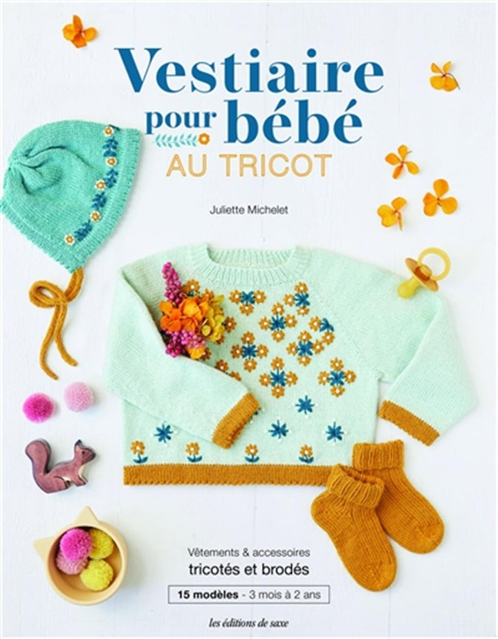 Couverture du livre Vestiaire pour bébé au tricot avec une photo d'un gilet tricoté et orné de fleurs brodées et d'un bonnet et des chaussons assortis.